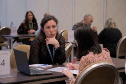 Reunión de networking entre profesionales e investigadora de Aitiip Centro Tecnológico durante un evento internacional de innovación y colaboración tecnológica. Reunión de networking entre profesionales e investigadora de Aitiip Centro Tecnológico durante un evento internacional de innovación y colaboración tecnológica.